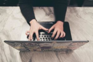 tro-chuyen-bang-chatbot-de-ket-noi-voi-khach-hang